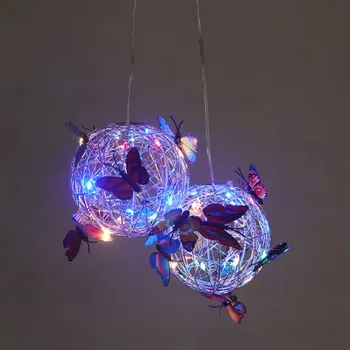 LED solar liblikas rippus puu pall väljas hoovis aia kaunistamiseks valgust, ümmargune pall ripub puu valguses helendav liblikas